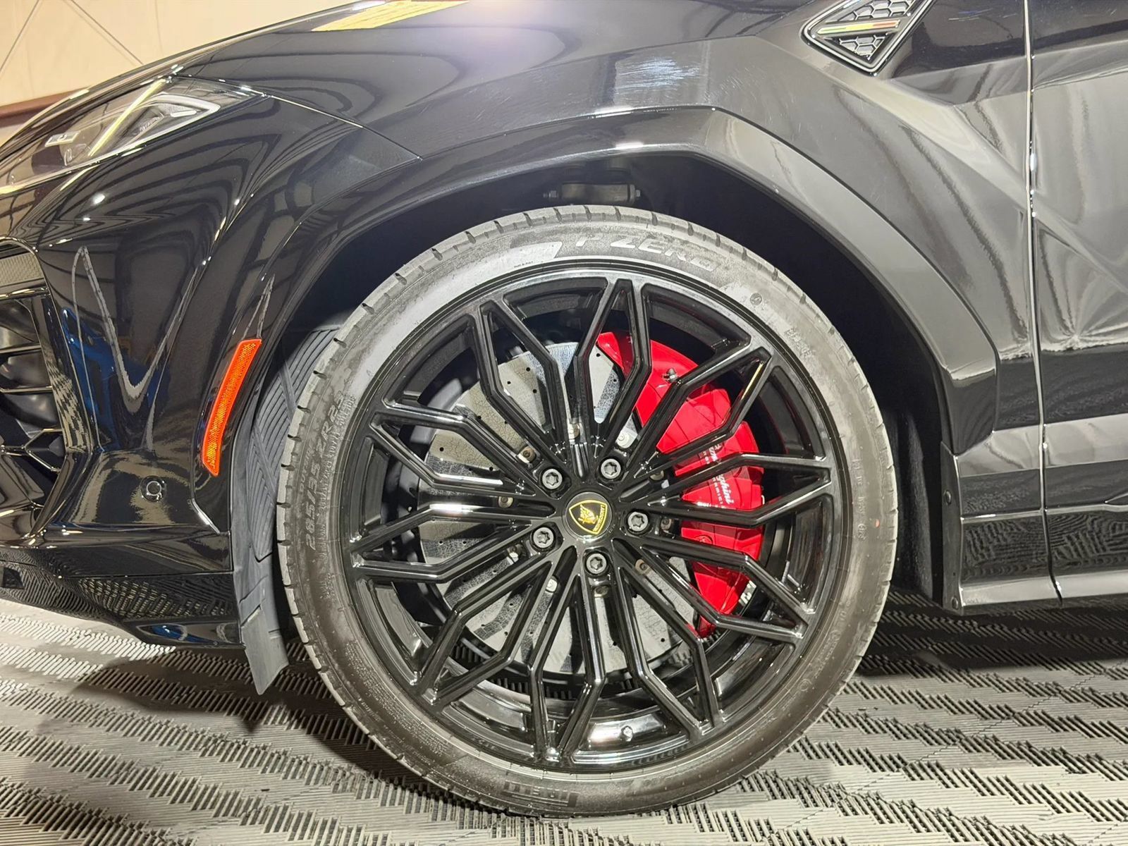 Used 2025 Lamborghini Urus SE AWD/4WD image 39