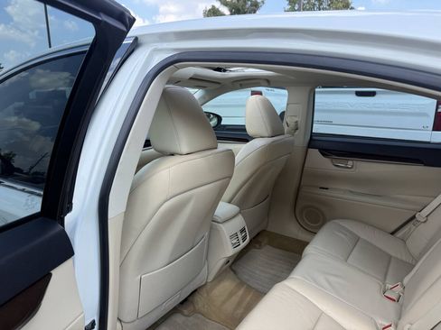 Used 2014 Lexus ES 350 w/ Luxury Package FWD image 12