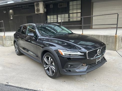 Certified 2025 Volvo V60 B5 Cross Country Plus image 2