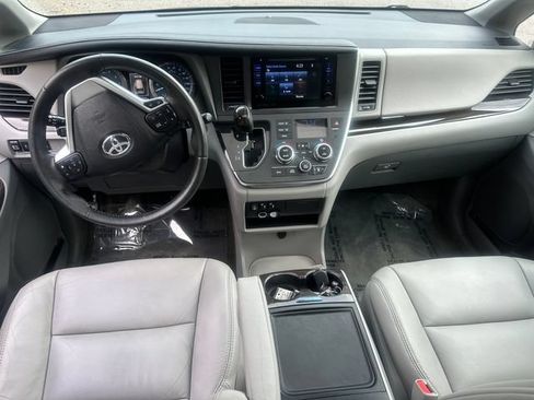 Certified 2017 Toyota Sienna XLE FWD image 21