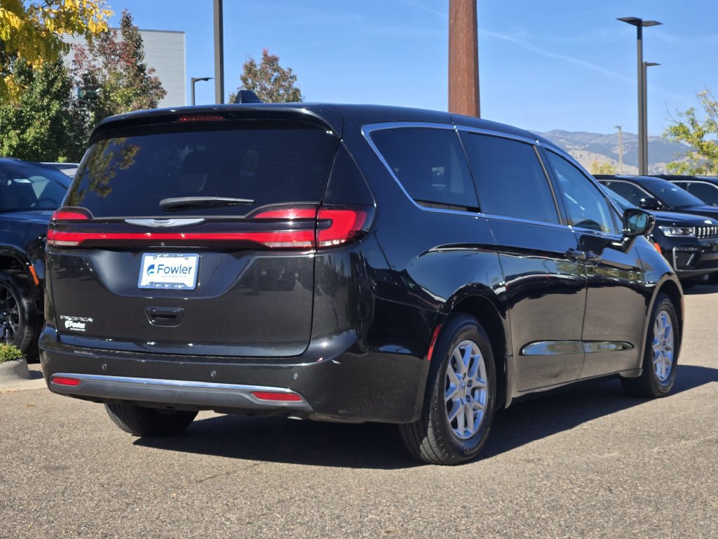 Used 2024 Chrysler Pacifica Touring-L FWD image 5