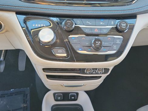 Used 2021 Chrysler Pacifica Touring FWD image 22