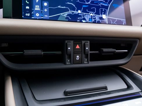 Certified 2025 Porsche Macan 4S Electric image 26