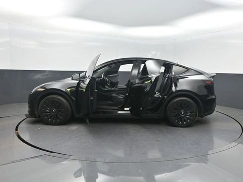 Used 2022 Tesla Model Y Long Range image 32
