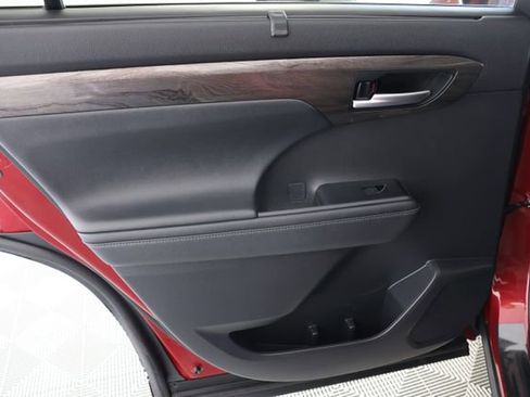 Used 2024 Toyota Highlander Platinum image 28