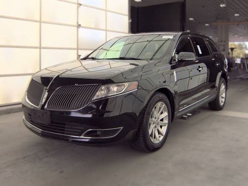 Used 2015 Lincoln MKT AWD image 1