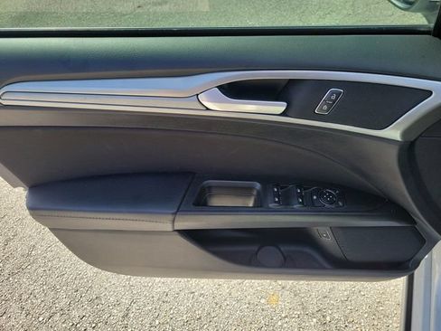 Used 2020 Ford Fusion SE FWD image 15
