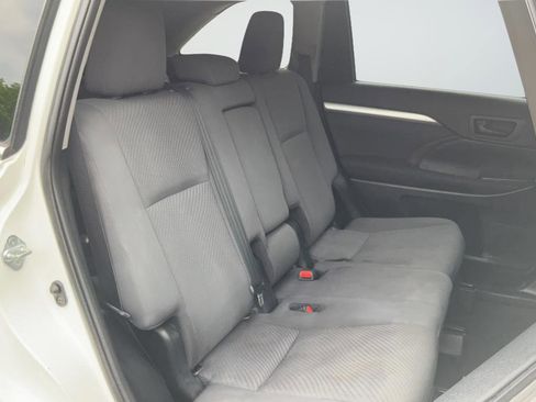 Used 2019 Toyota Highlander LE FWD image 21