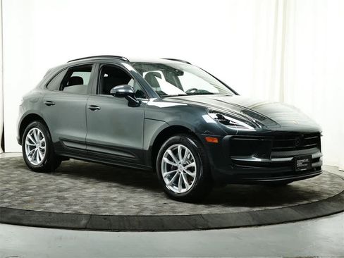 Used 2025 Porsche Macan image 9