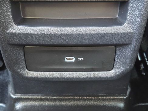 Used 2023 Volkswagen Taos SE w/ Panoramic Sunroof Package image 27