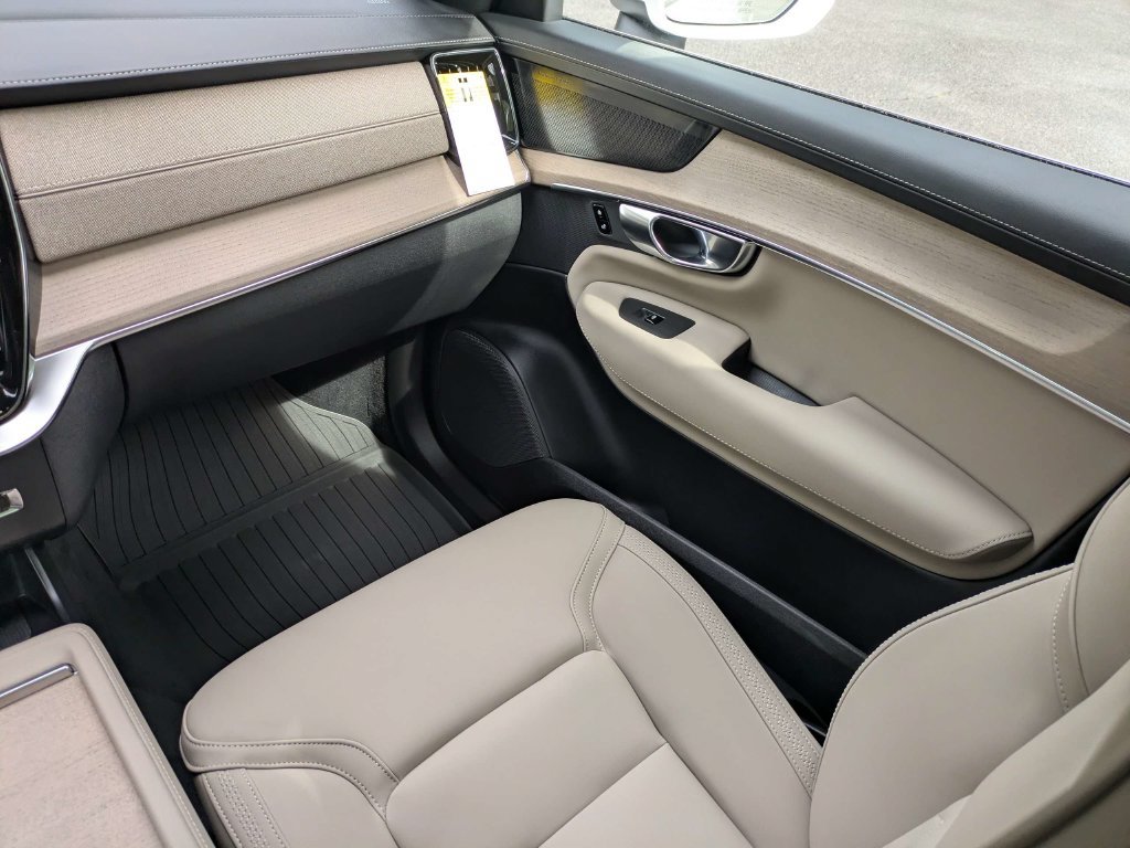 New 2026 Volvo XC90 T8 Plus w/ Protection Package Premier AWD/4WD image 18