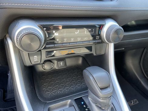 Used 2020 Toyota RAV4 LE image 19