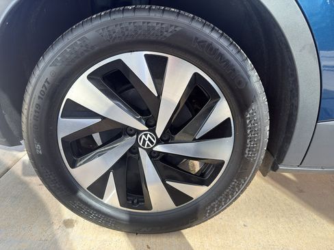 Used 2023 Volkswagen ID.4 Pro image 18