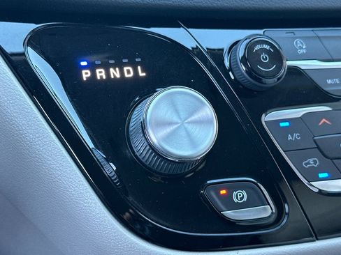 Used 2021 Chrysler Voyager Lxi image 15