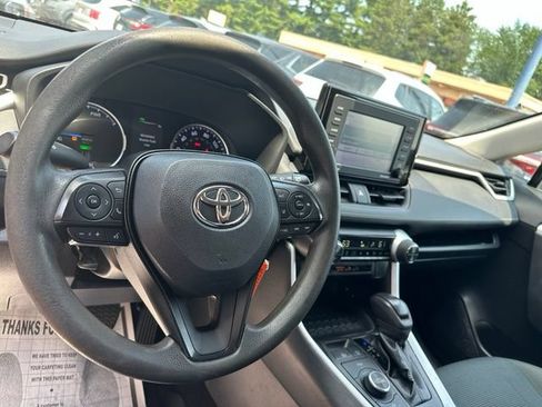 Used 2022 Toyota RAV4 LE AWD/4WD image 18