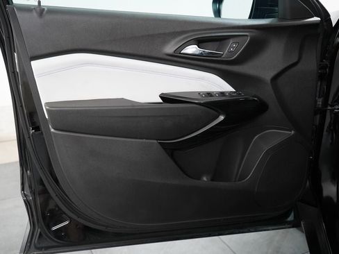 Used 2024 Chevrolet Trax LT w/ Sunroof Package FWD image 15