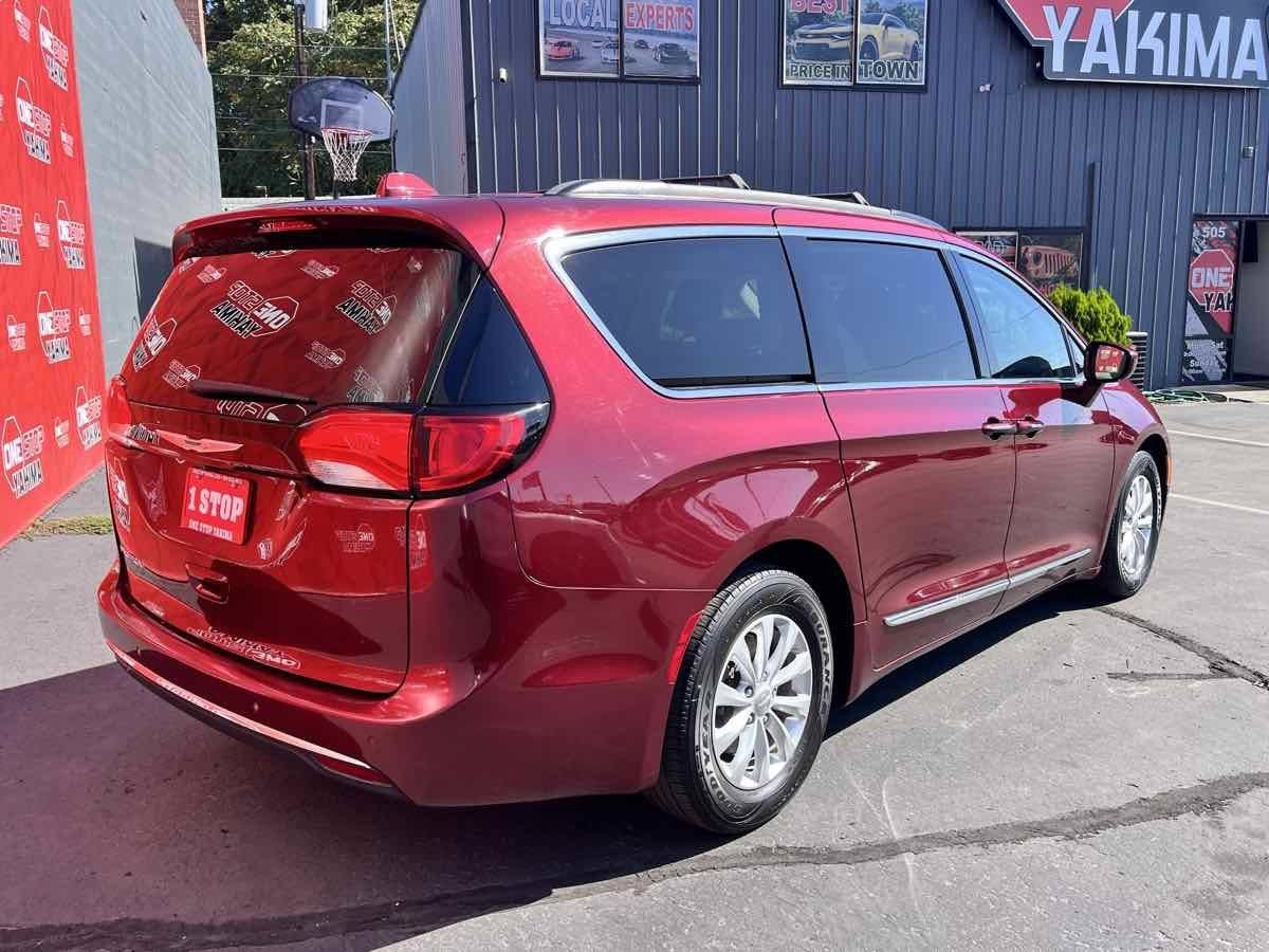 Used 2017 Chrysler Pacifica Touring-L FWD image 7