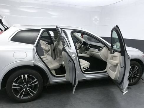 Used 2019 Volvo XC60 T6 Momentum w/ Multimedia Package AWD/4WD image 9