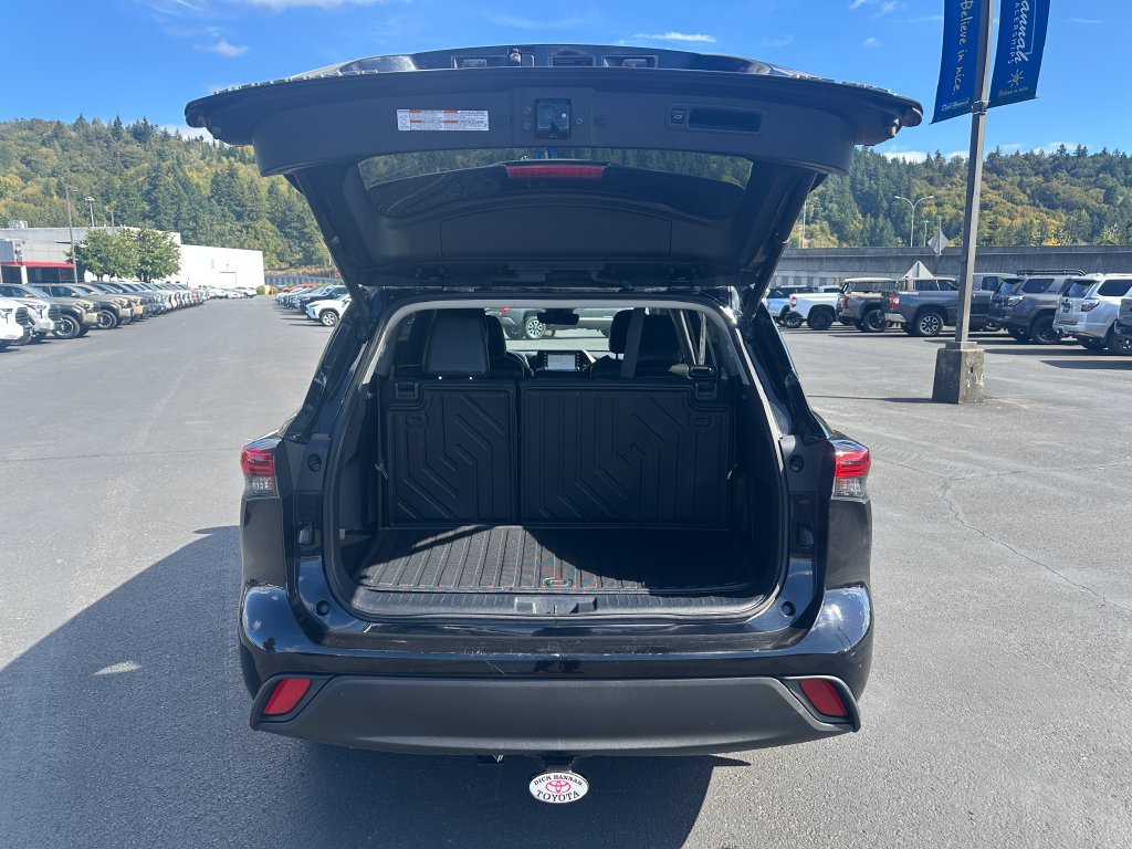 Used 2021 Toyota Highlander XLE AWD/4WD image 11