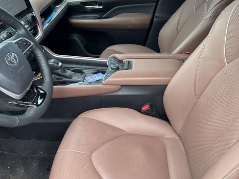 Used 2025 Toyota Grand Highlander AWD image 5