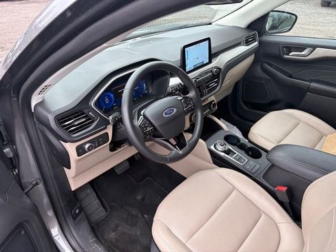 Certified 2022 Ford Escape SEL w/ Technology Package AWD/4WD image 3