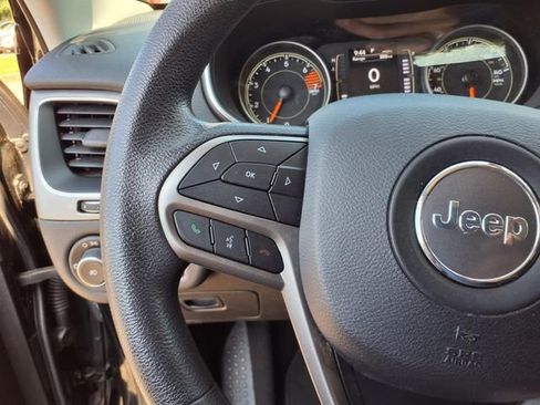 Used 2019 Jeep Cherokee Latitude w/ Popular Appearance Group image 8