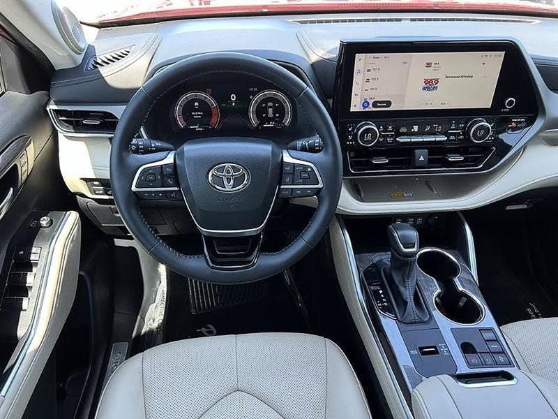 Used 2025 Toyota Highlander Limited FWD image 21