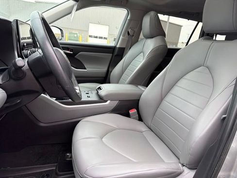 Used 2023 Toyota Highlander XLE FWD image 15