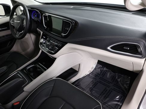 Used 2024 Chrysler Pacifica Limited FWD image 39