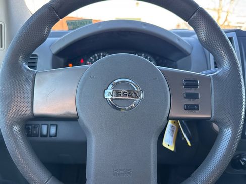 Used 2010 Nissan Frontier SE image 17