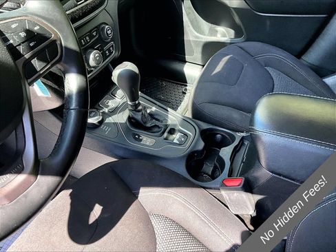 Used 2019 Jeep Cherokee Latitude w/ Cold Weather Group AWD/4WD image 13