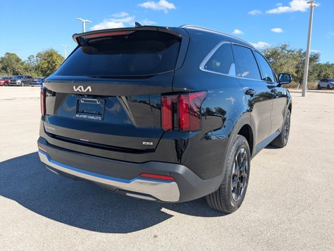 Certified 2025 Kia Sorento S image 5