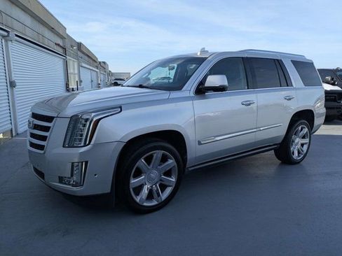 Used 2018 Cadillac Escalade Premium Luxury AWD/4WD image 7