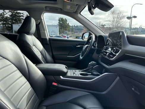 Certified 2024 Toyota Highlander XLE image 18