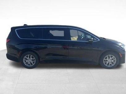 Used 2025 Chrysler Pacifica Select