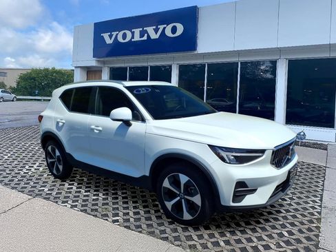 Certified 2025 Volvo XC40 B5 Core AWD/4WD image 1