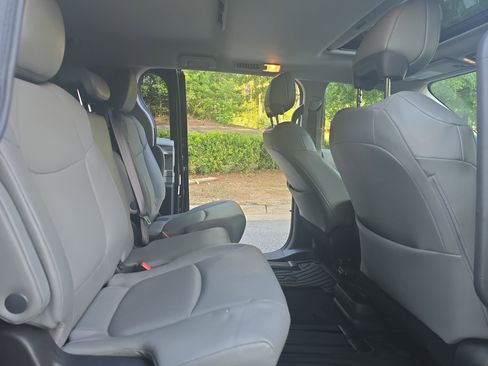 Used 2023 Toyota Sienna XLE FWD image 11