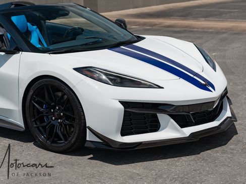 Used 2024 Chevrolet Corvette Z06 RWD image 11