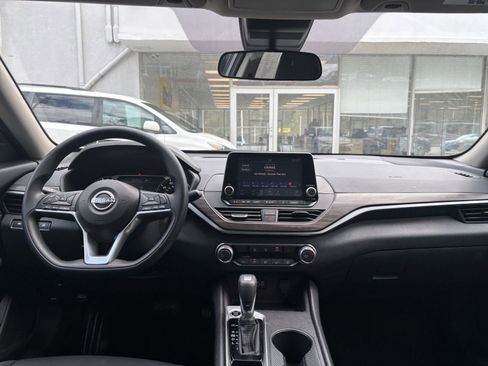 Used 2025 Nissan Altima 2.5 SV FWD image 34