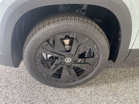 New 2026 Volkswagen Taos SE image 9