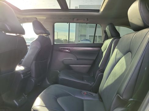 Used 2021 Toyota Highlander Platinum image 11