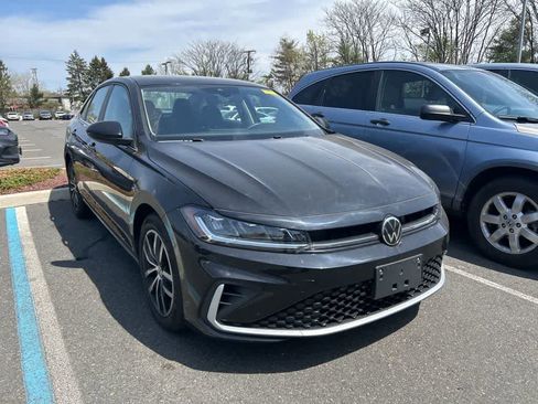 Used 2025 Volkswagen Jetta SE image 3