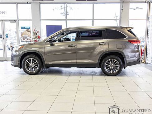Used 2019 Toyota Highlander XLE AWD/4WD image 7