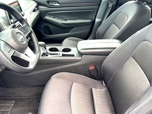 Used 2025 Nissan Altima 2.5 SV FWD image 13