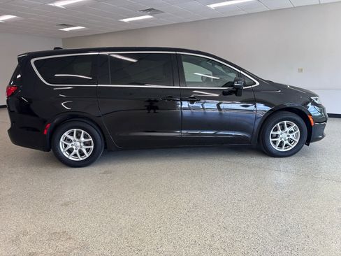 Used 2025 Chrysler Pacifica Select FWD image 4