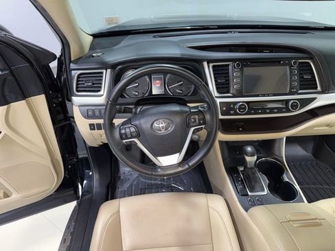 Used 2019 Toyota Highlander XLE FWD image 17