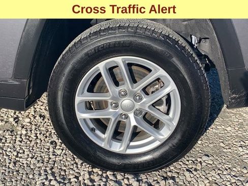 Used 2023 Jeep Grand Cherokee L Laredo image 9