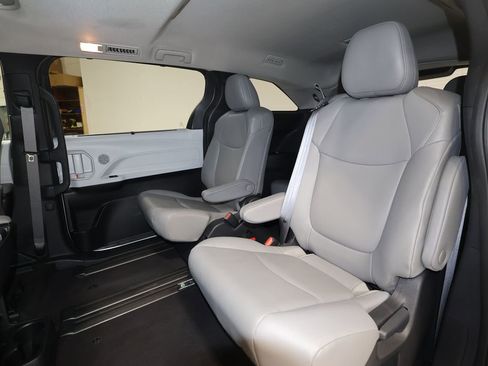Used 2025 Toyota Sienna XLE image 21