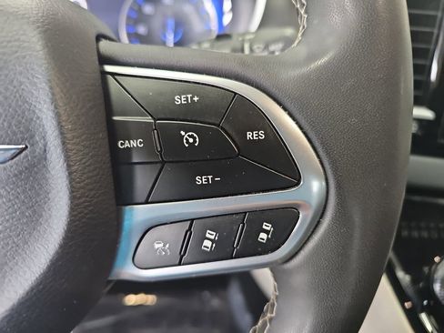 Used 2023 Chrysler Pacifica Touring-L FWD image 18