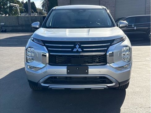 Used 2025 Mitsubishi Outlander SE image 2